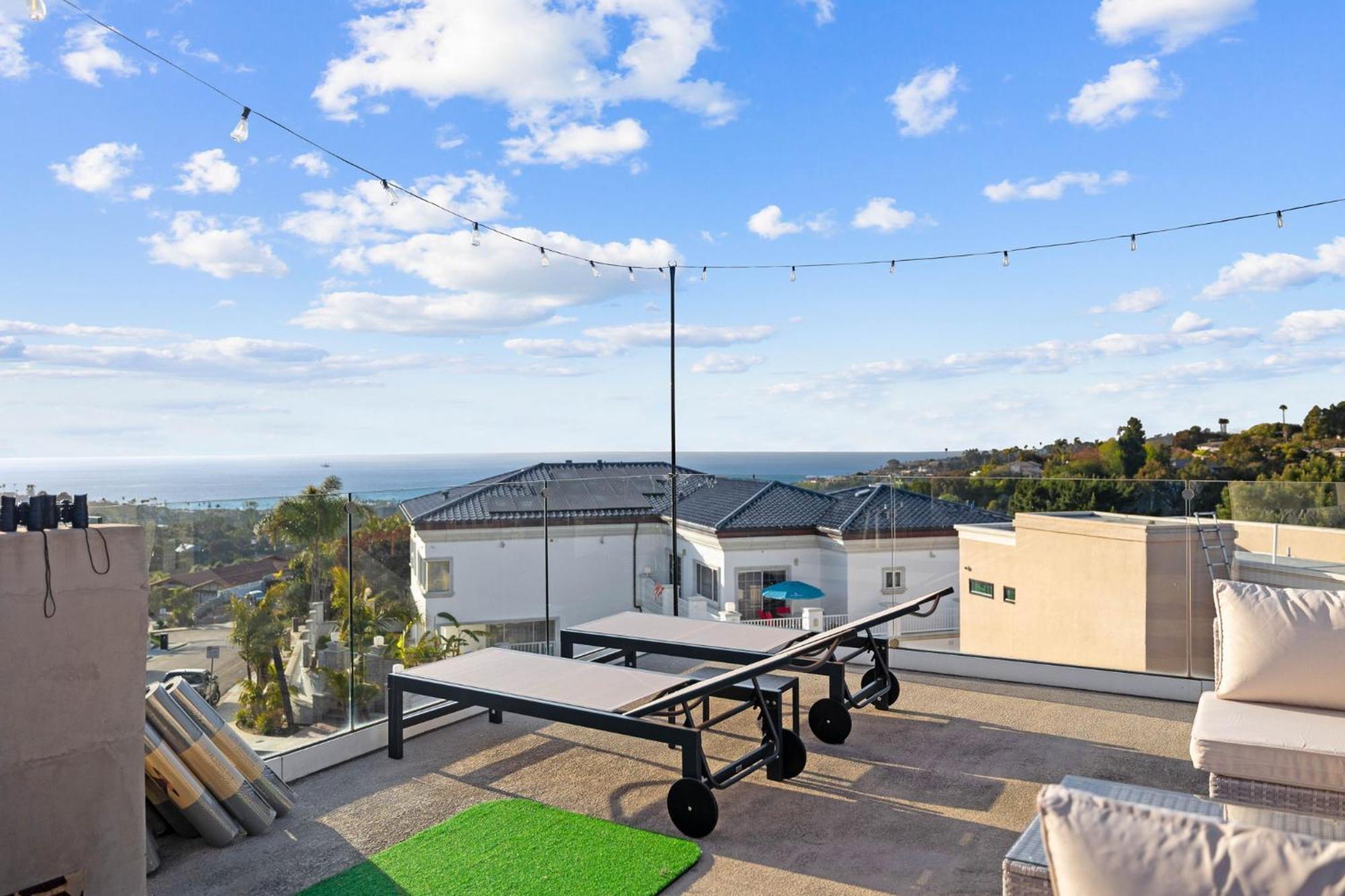 Oceanview Luxe Retreat With Rooftop