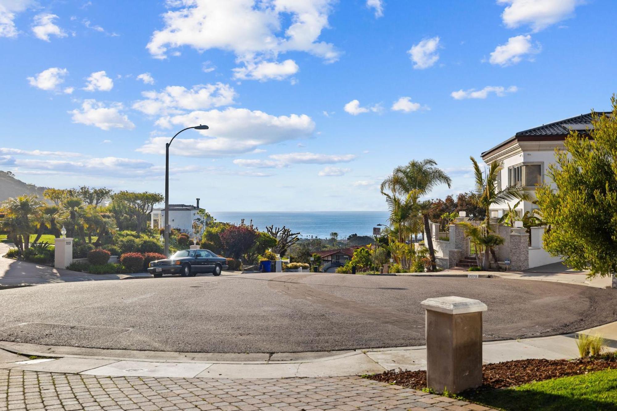 Oceanview Luxe Retreat With Rooftop