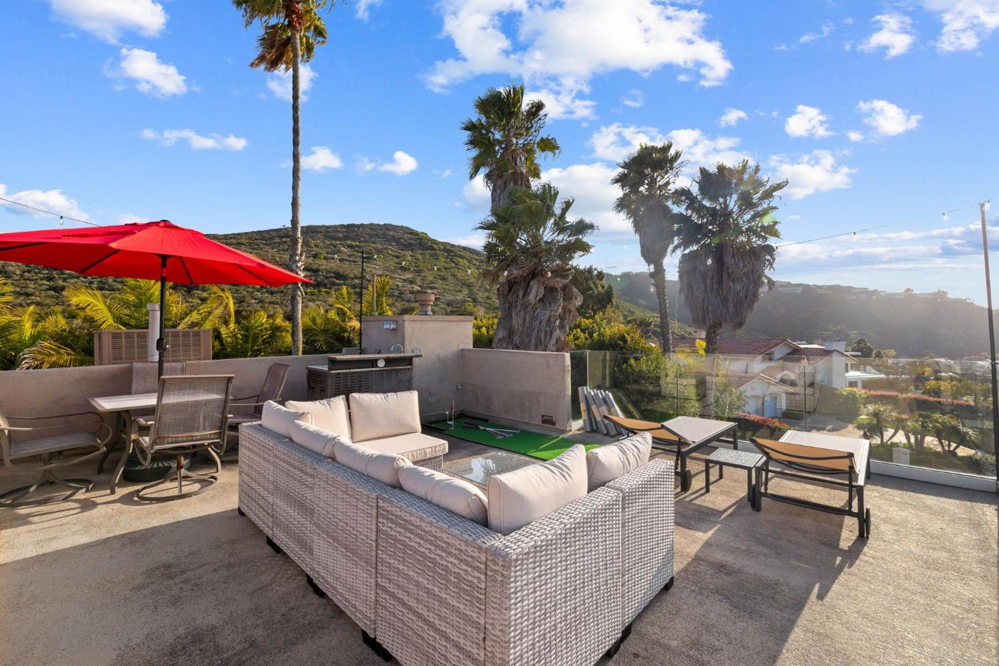 Oceanview Luxe Retreat With Rooftop