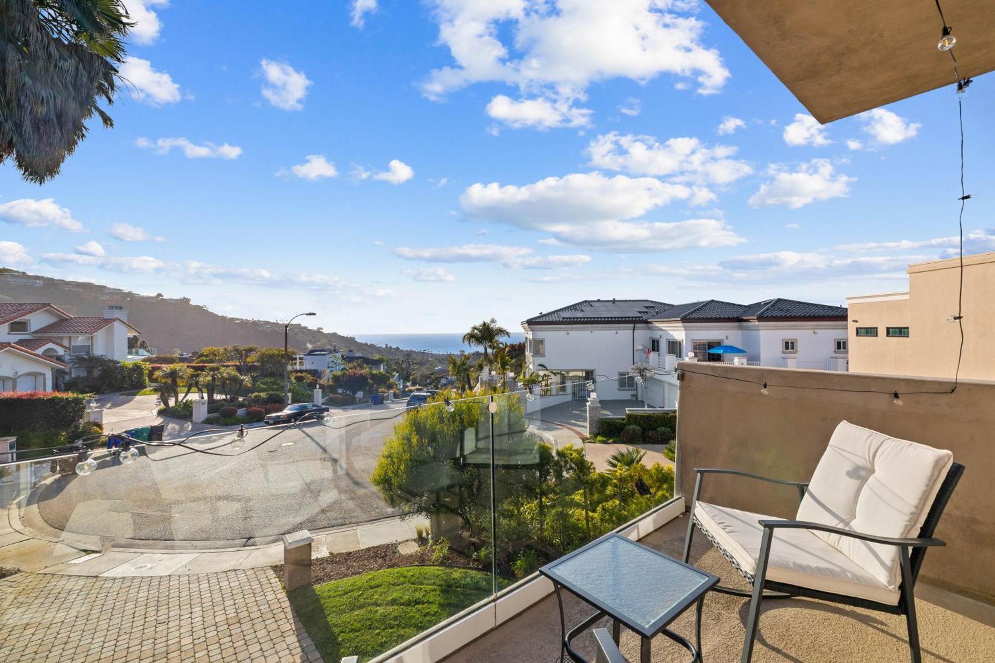 Oceanview Luxe Retreat With Rooftop