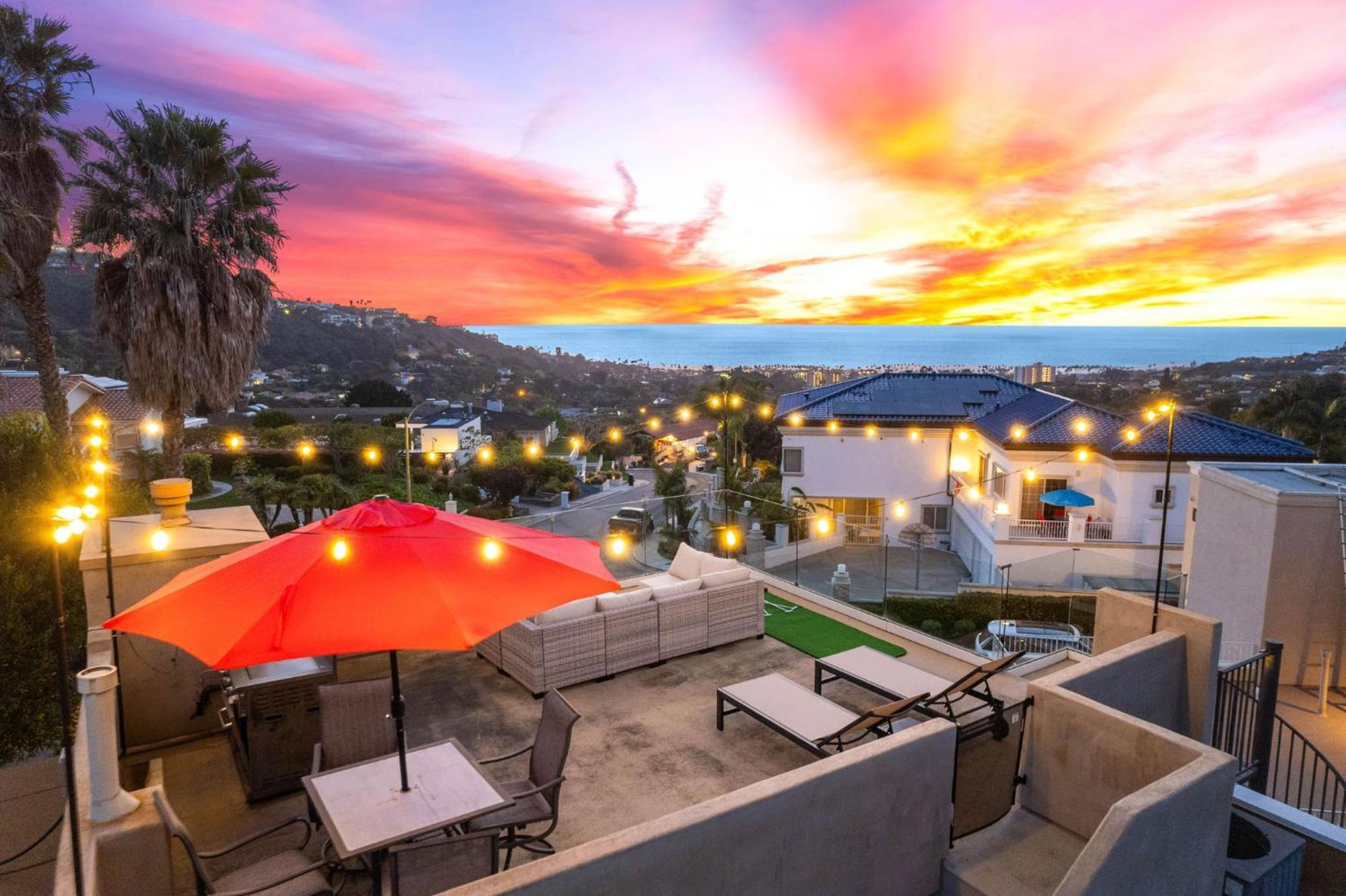 Oceanview Luxe Retreat With Rooftop Villa